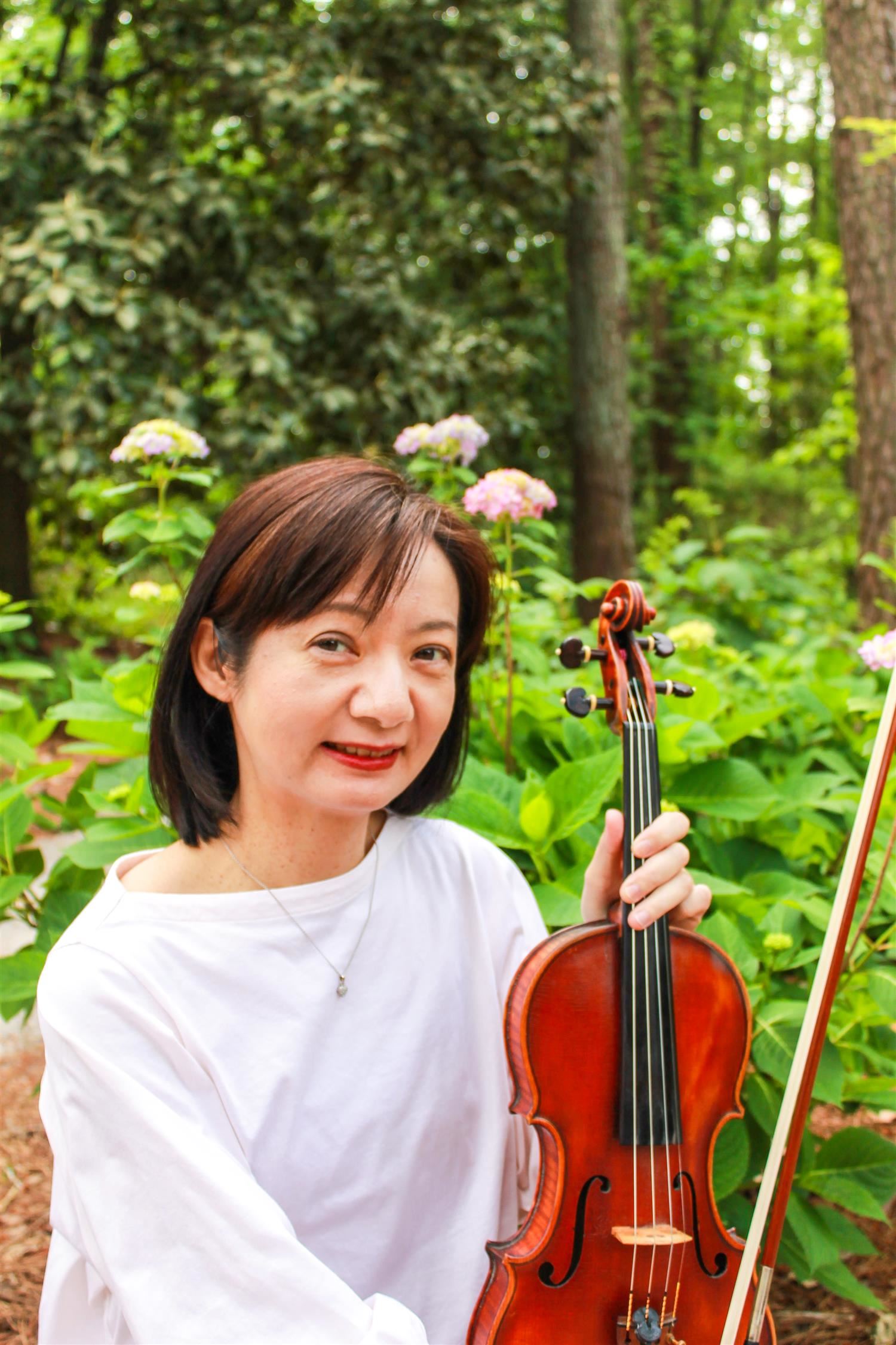 photo of yuriko with violin